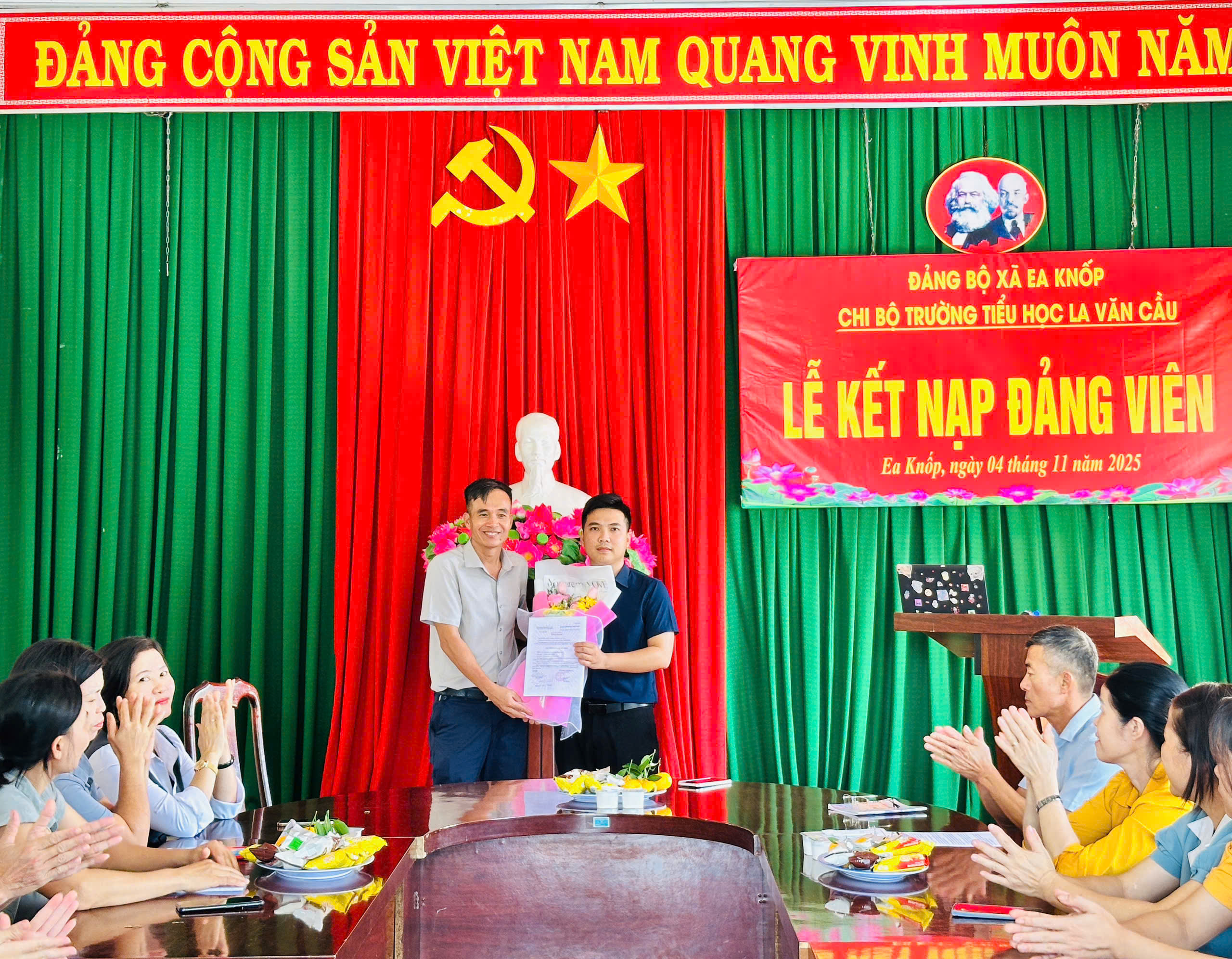 LỄ KẾT NẠP ĐẢNG VIÊN MỚI TẠI CHI BỘ TRƯỜNG TIỂU HỌC LA VĂN CẦU